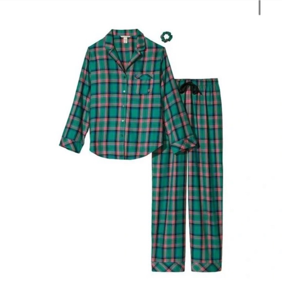 Victoria’s Secret Holiday Flannel PJ Set Victoria’s Secret - Picture 4 of 9
